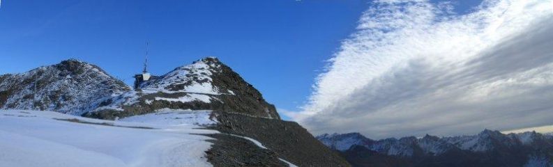 vetta: giochi di neve e nuvole