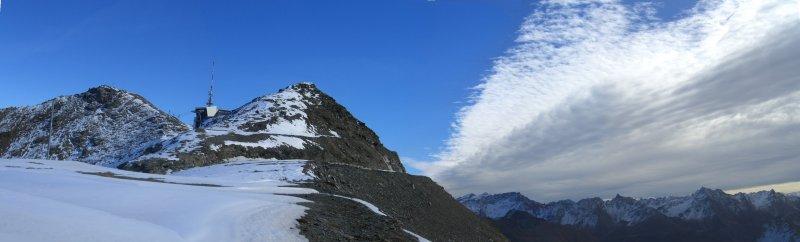 vetta: giochi di neve e nuvole