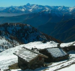 Il casotto del Parco e il bivacco nei pressi del Lago del Laus