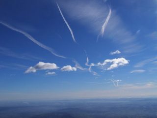 Forme nel cielo, spazzato dal vento
