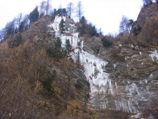 La cascata e la linea di salita