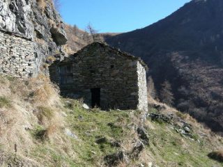 alpe ialmini sullo sfondo il colle di busiera