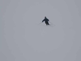 l'aborigeno in azione nella nebbia