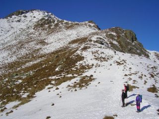 La cresta già carica di neve..