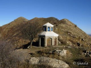 La chiesetta della Pistuna al Passo delle Tavole