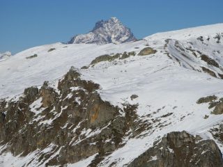 panorami dalla cima : dietro la Punta Sibolet spunta il Viso ! (8-12-2007)