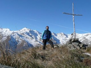 Autoscatto sulla cima. Sullo sfondo la spicca punta Verzel.