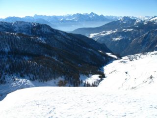 la conca di Chamois e sullo sfondo i Gruppi Emilius - Tersiva e Gran Paradiso (16-12-2007)
