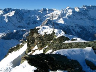 la vetta della Punta Falinère, segnata da una piccola e semplice croce in legno (16-12-2007)