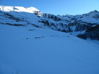 salendo nel Vallone di Chamois, con la Punta Falinère in alto a sinistra (16-12-2007)
