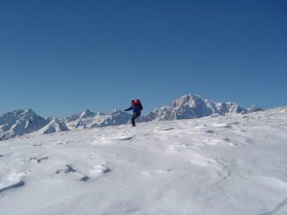 sciare con lo sfondo del Bianco