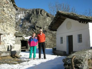 veduta della cappella e della bastionata grigia sullo sfondo