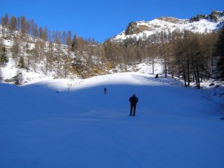 Lasciato il sentiero per i Laghi Frudiera, saliamo il vallone di destra