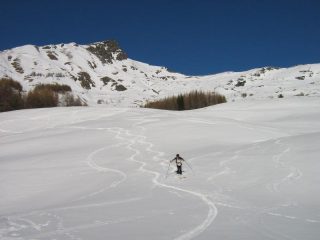 Sullo sfondo la cima, alla sua destra il colletto.