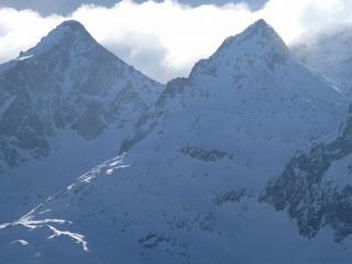 panorami dalla cima : Becco Alto di Ischiator (a sinistra) e Becco Alto del Piz (a destra) (30-12-2007)