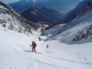 nicoletta e federico in discesa nel canalone