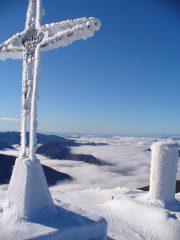 La croce di vetta ricoperta di ghiaccio