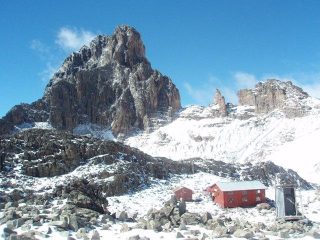 L'Austrian Hut con alle spalle il possente Nelion!