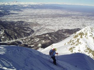 Le prime curve di Sergio tra luce ed ombra, con lo spettacolo impagabile della pianura innevata