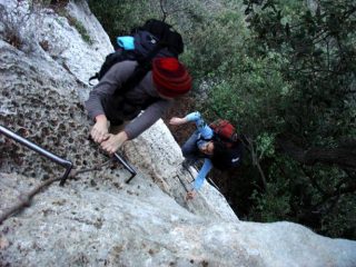 giulia e davide che risalgono la ferrata