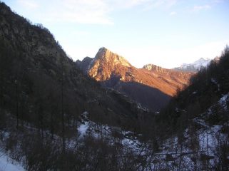 Il primo tratto di sentiero che da Crest sale al Santuario di Retempio.