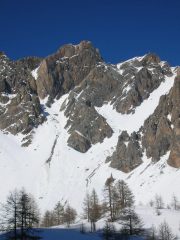 Il canale in parte visibile tra le pareti rocciose
