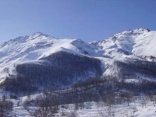 A sx la Rasciassa al centro il vallone di discesa