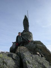 antonella accanto alla statua di vetta