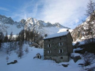 Le Grange di Derby (1747m). Sullo sfondo, da sinistra a destra, il Monte Arbueil (2584m), il Monte dei Corni (2779m) ed il Colle della Fricolla (2542m).