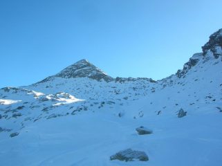 La piramide della Punta Dondogna (2550m) ed il Colle di Valbella (2348m).