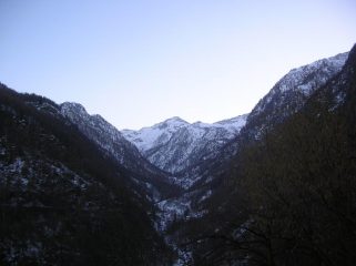 La Punta Dondogna (2550m) domina il selvaggio vallone della Brenve.