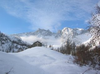 Le grange di Lavassey (1639m). Sullo sfondo il Monte Arbueil (2584m, a destra) e la Cima Prel (2618m, a sinsitra).