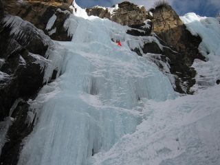 Dalla 2° sosta. Freccia indica nicchia