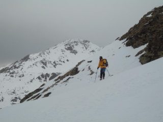 inizia la discesa, sullo sfondo la Marmontana