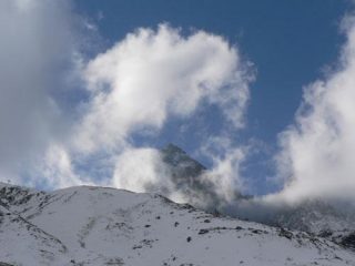 il gigante tra gli sprazzi di nubi