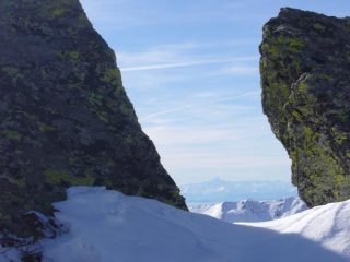 le pietre della Muanda con sfondo del Monviso