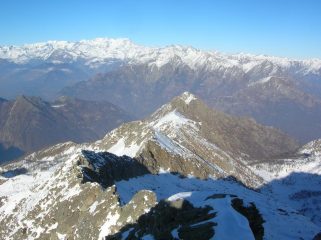 Dalla cima del Mont Debat, la costiera che separa il V.ne della Brenve, a sin., dal V.ne del Rio Fer della Moja (o V.ne di Outrefer), sulla des.