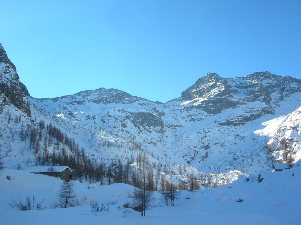 L' Alpe la Moja (1745m). Sullo sfondo, da sinistra a destra, il Bocchetto della Finestra (2309m), la Cima di Andelmel (2447m), il Bocchetto di Andelmel (2350m) e la Punta Vailet (2613m).