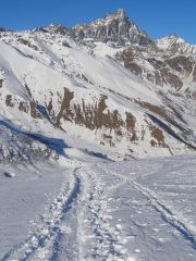 La salita, con alle spalle il Monviso