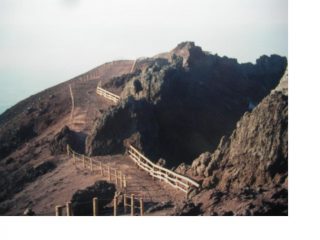 Il percorso obbligato attorno al cratere..