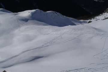 L'ampio pendio di discesa sotto la cima