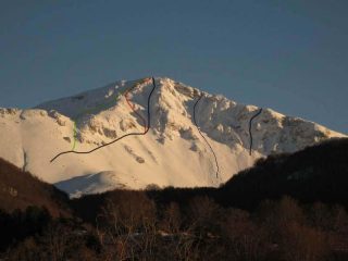 Forcellone, parete nord: in verde la discesa, in rosso la normale, in nero grassetto, al centro, il canale salito da noi + altre possibilità per tutti i gusti...
