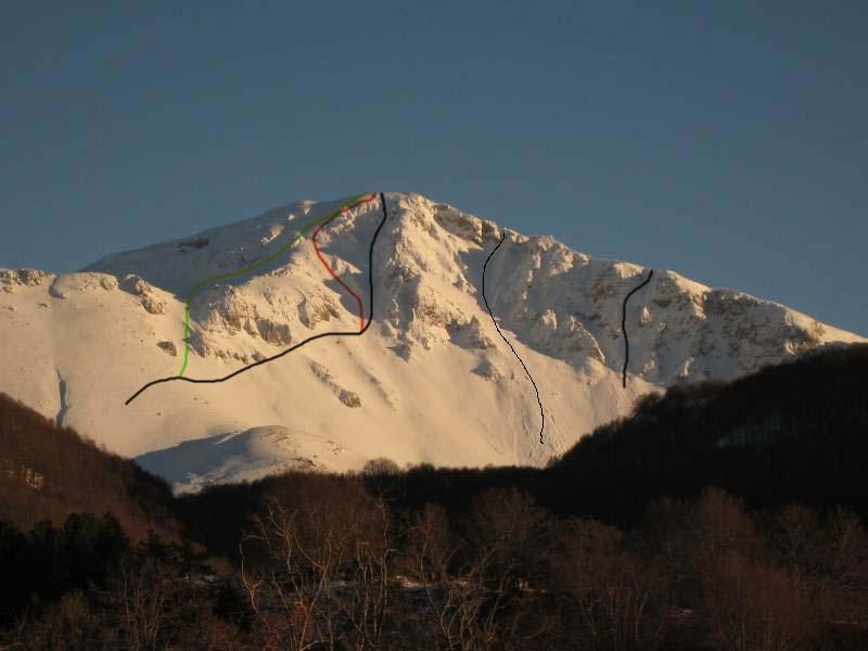 Forcellone, parete nord: in verde la discesa, in rosso la normale, in nero grassetto, al centro, il canale salito da noi + altre possibilità per tutti i gusti...