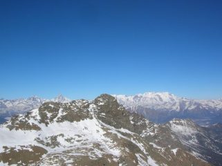 L' Avic dalla sommità dell' Ivertaz. Sullo sfondo Grandes Murailles, Cervino e Monte Rosa.