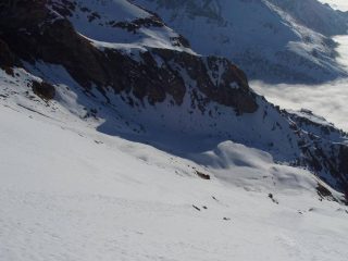 Il pendio superiore dalla vetta, a destra il traverso che porta nel vallone di Bringuez