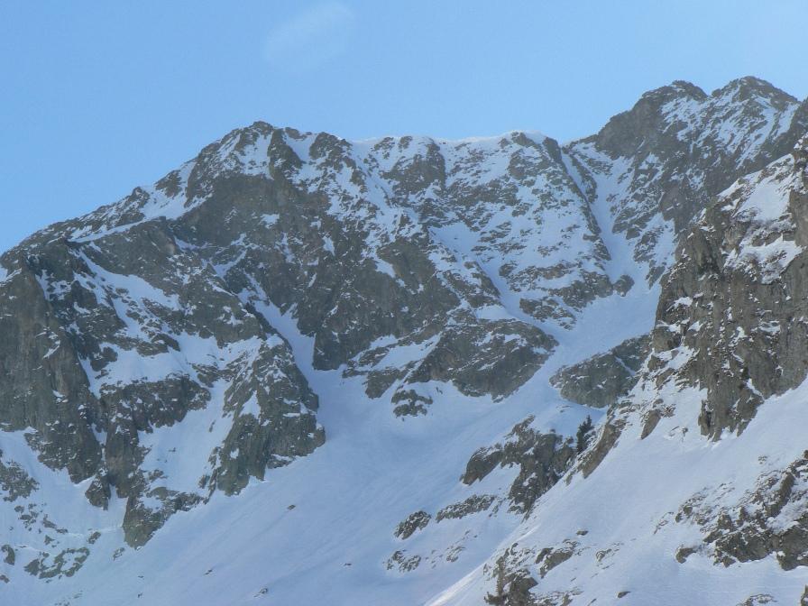 il canale è quello centrale, sotto gli spettacolari pendii di avvicinamento