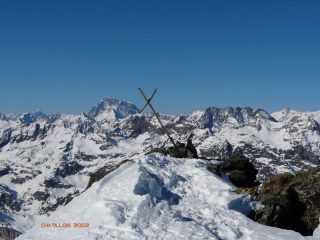 Croce in vetta inclinata dal vento 