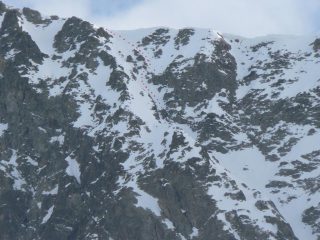 il tratto superiore. A base dei puntini strettoia pedonabile
