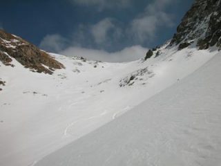 Dopo la barra rocciosa il traverso che conduce alla base del colle Pillonet