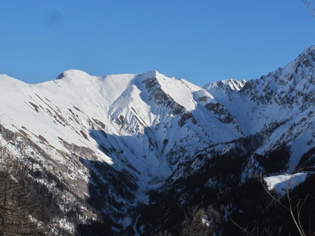 Sulla sinistra i monti de la Saxe e la Testa Bernarda